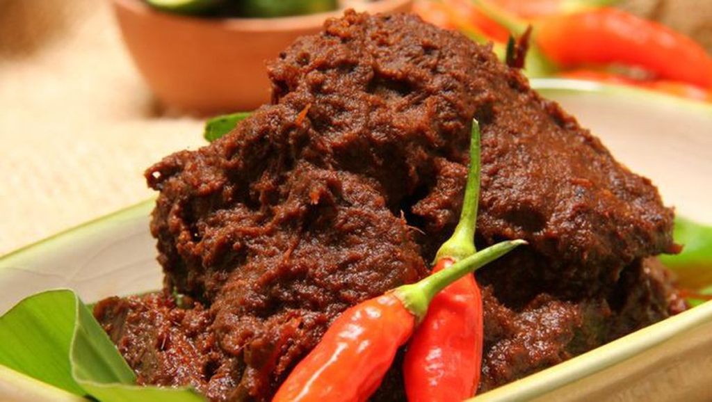 Rendang sapi dengan hiasan garnish cabai merah. Sumber: food.detik.com